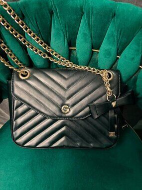 G by GUESS Black Chevron Quilted Crossbody Shoulder Bag Gold Chain Bow Purse